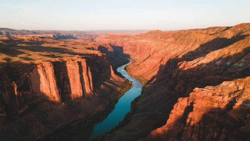 峡谷碧水映红岩图片