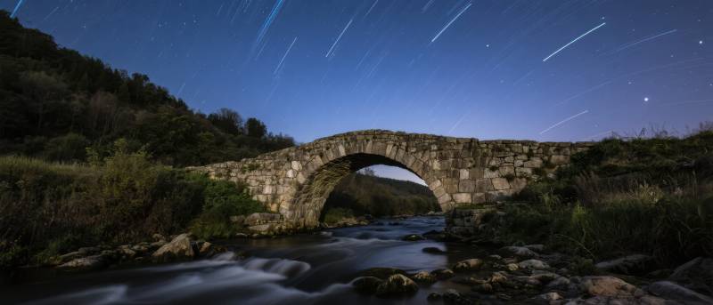 星轨下的古桥图片