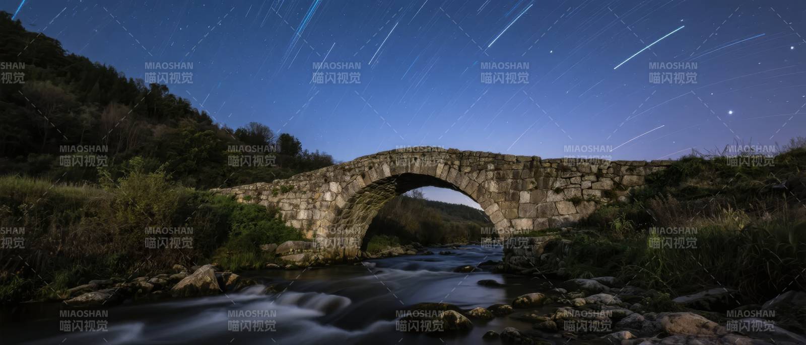 星轨下的古桥图片
