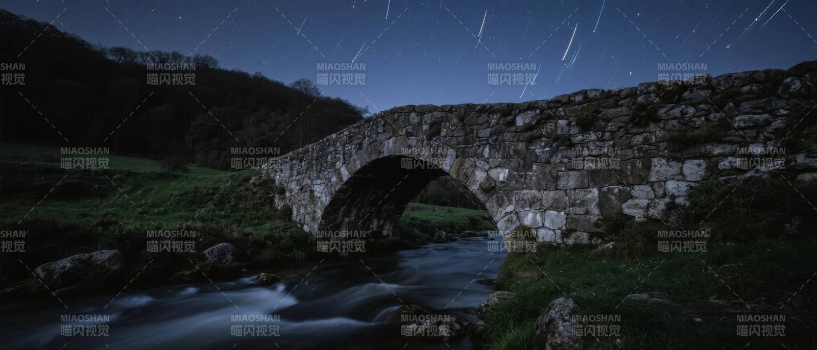 星夜古桥流水图片