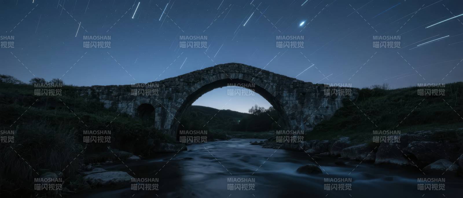 星轨下的古桥图片