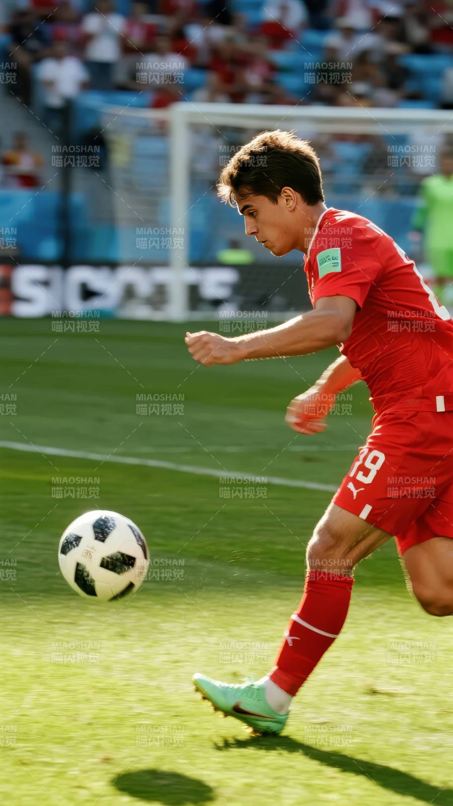 足球运动员控球瞬间图片