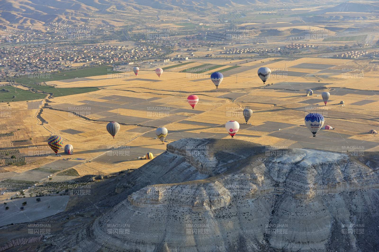卡帕多奇亚热气球飞越峡谷图片