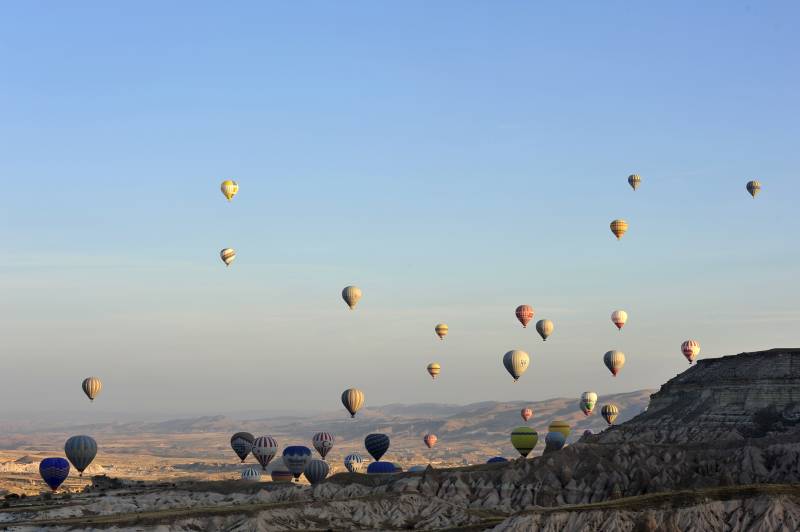 卡帕多奇亚热气球翱翔天际图片
