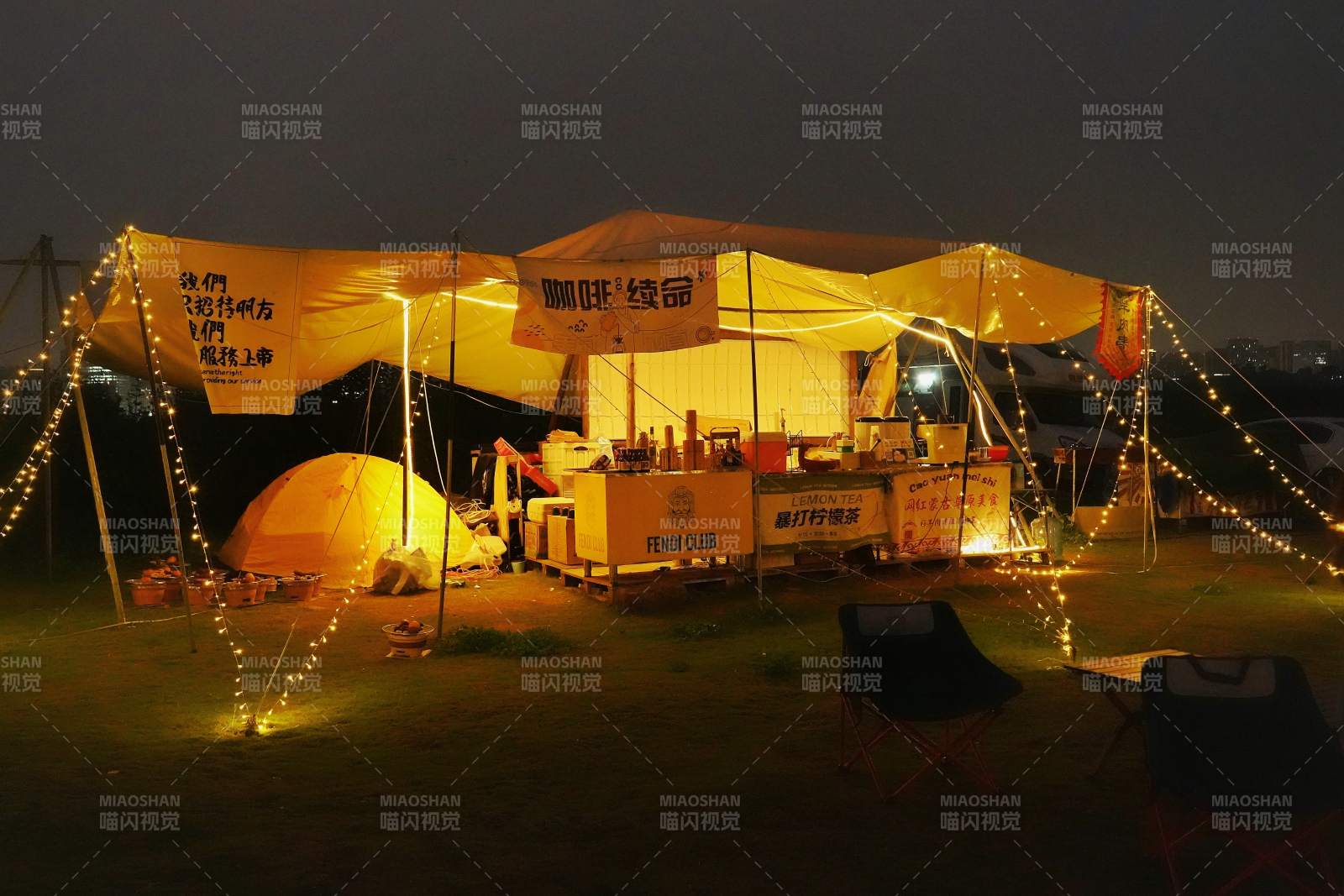 夜幕下的露营咖啡摊图片