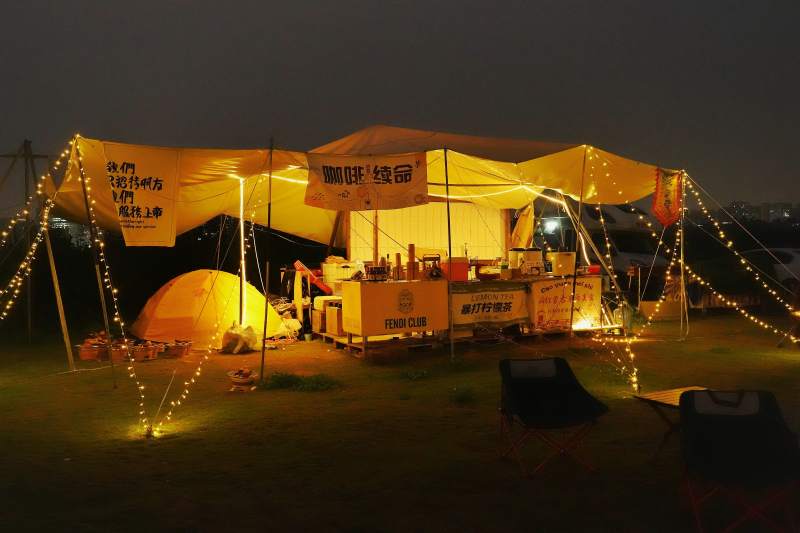 夜幕下的露营咖啡摊图片