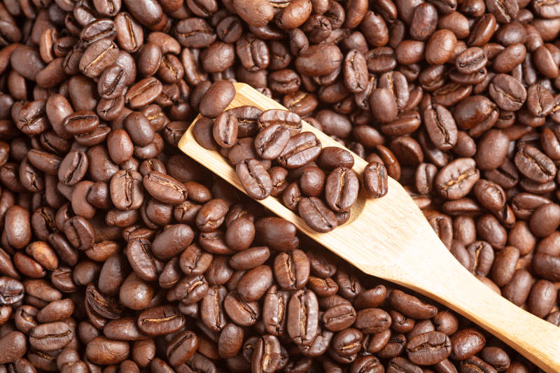 咖啡豆与木勺图片