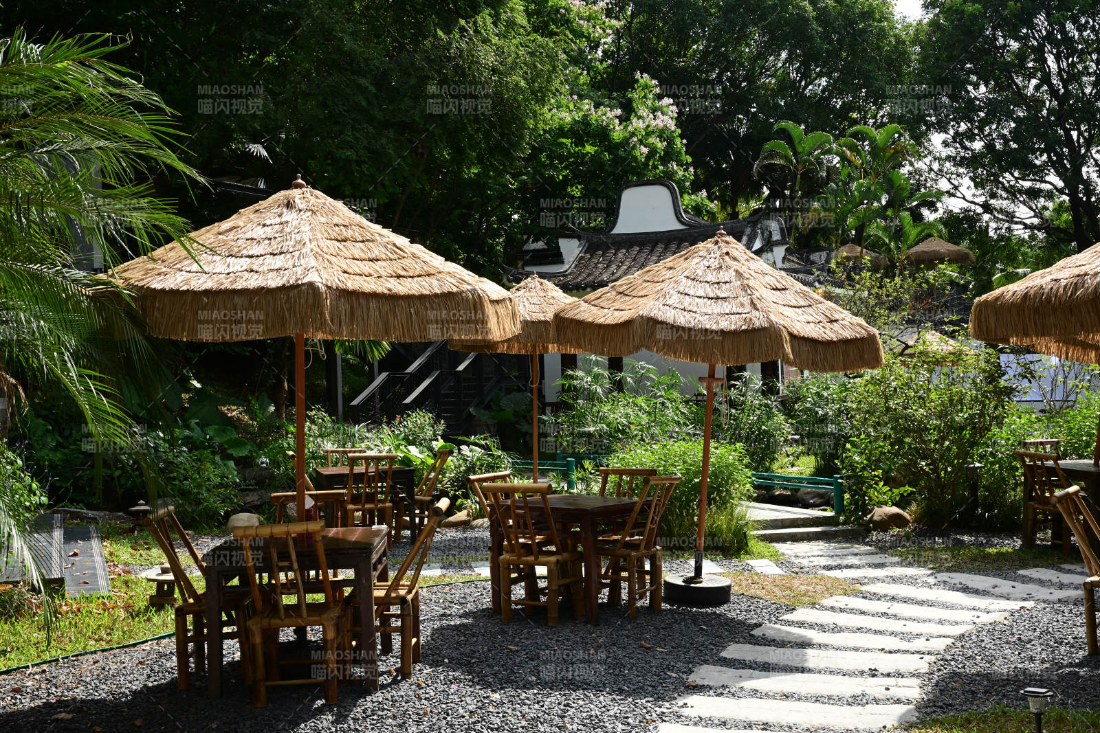 深圳园博园茅草伞下园林庭院休闲茶座景观图片