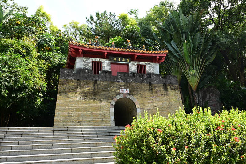 深圳园博园山林中的古建筑门楼景观图片