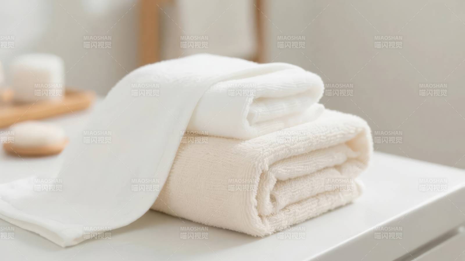 柔软洁白毛巾叠放图片