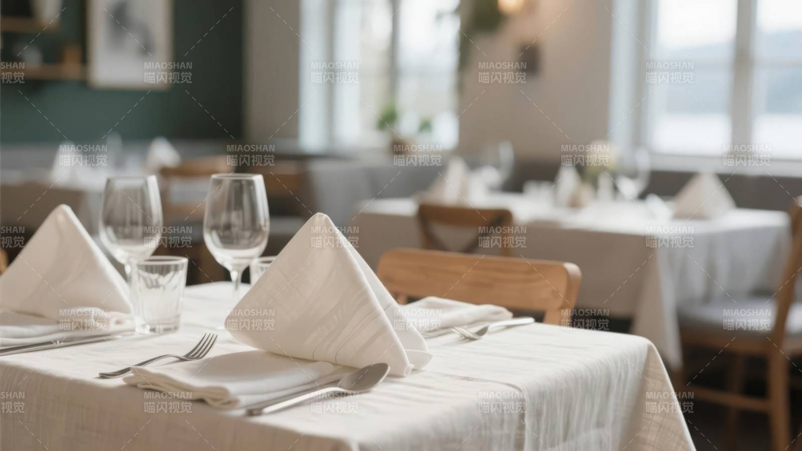 优雅餐厅餐桌布置图片