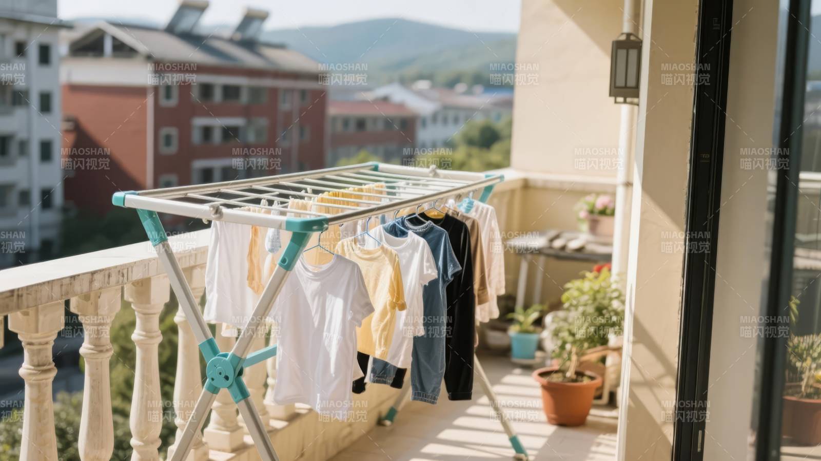 阳台晒衣 阳光明媚图片