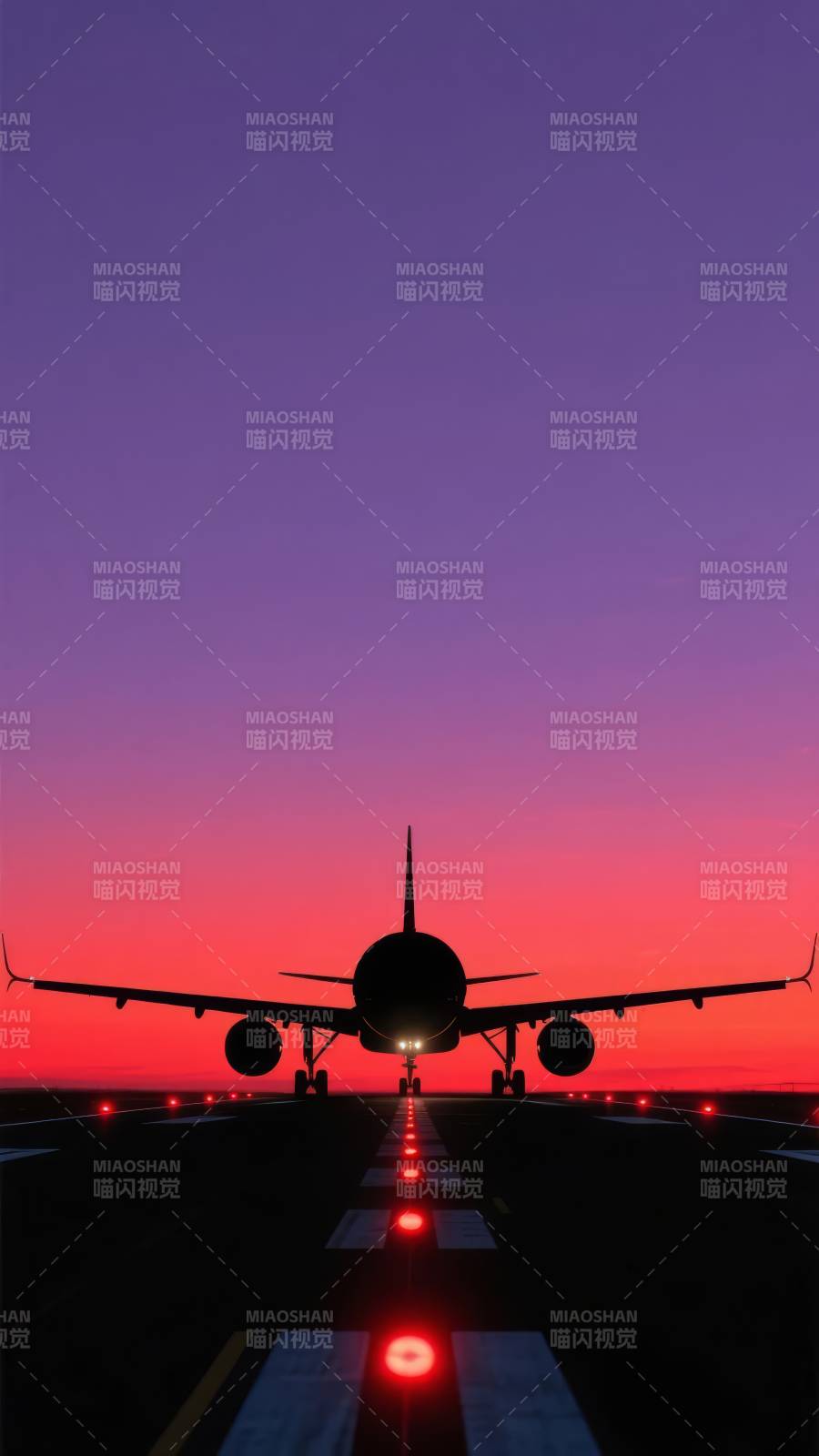 暮色中的飞机起飞图片