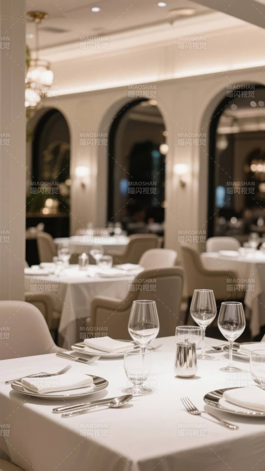 优雅餐厅餐桌布置图片