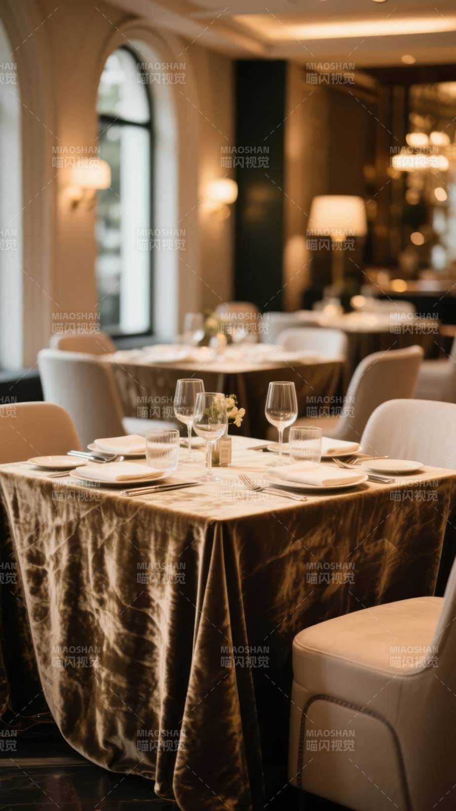 优雅餐厅餐桌布置图片