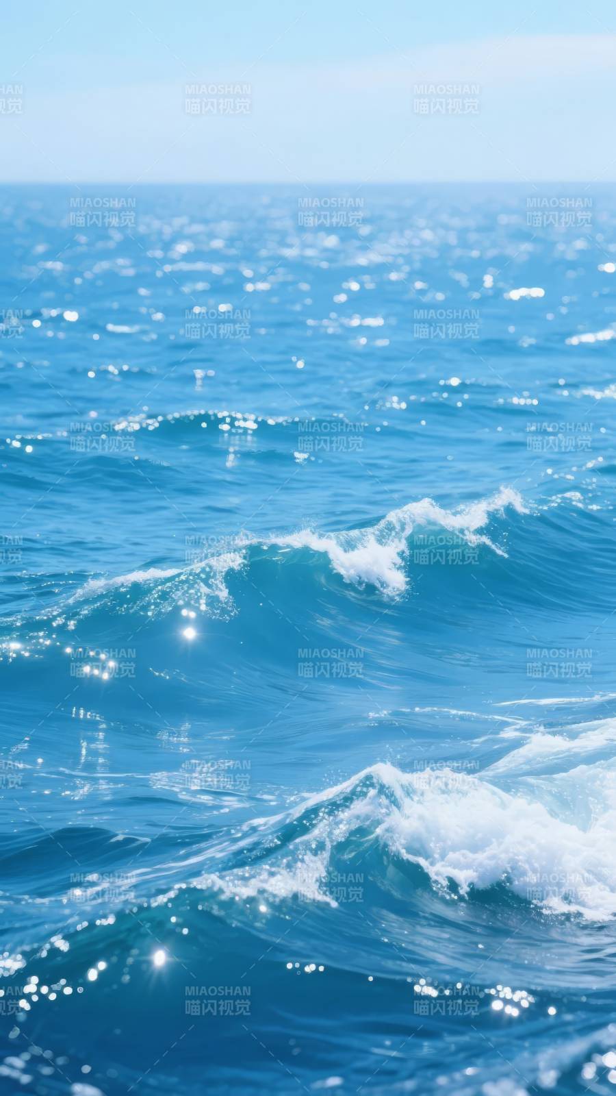 碧海蓝天波光粼粼图片