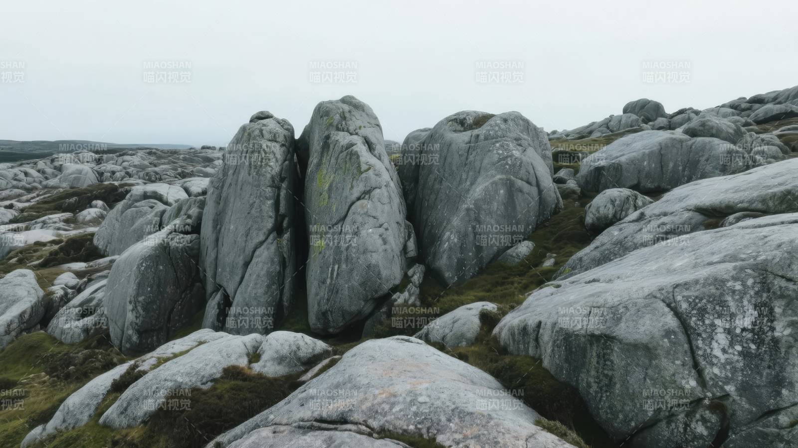 巨石嶙峋的荒原图片