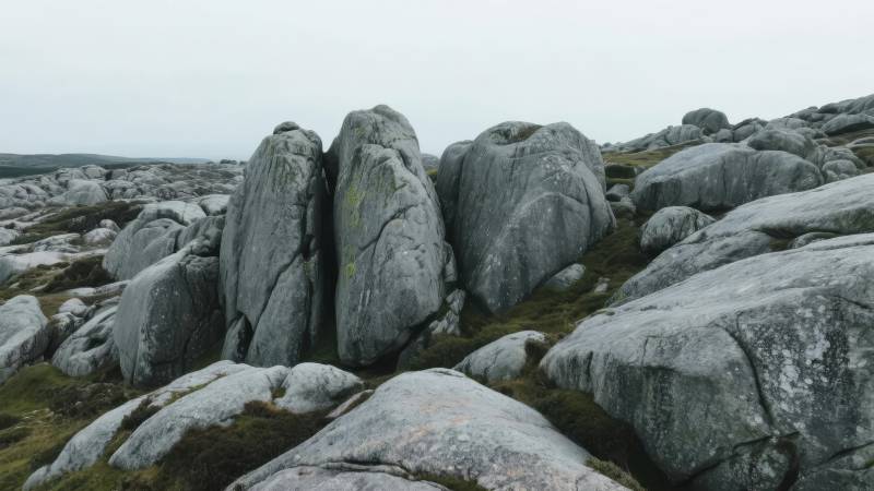 巨石嶙峋的荒原图片