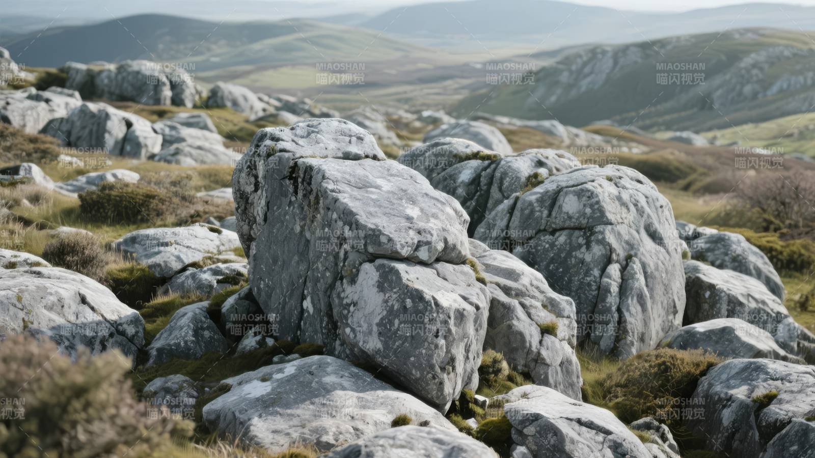 山石嶙峋 远山如黛图片
