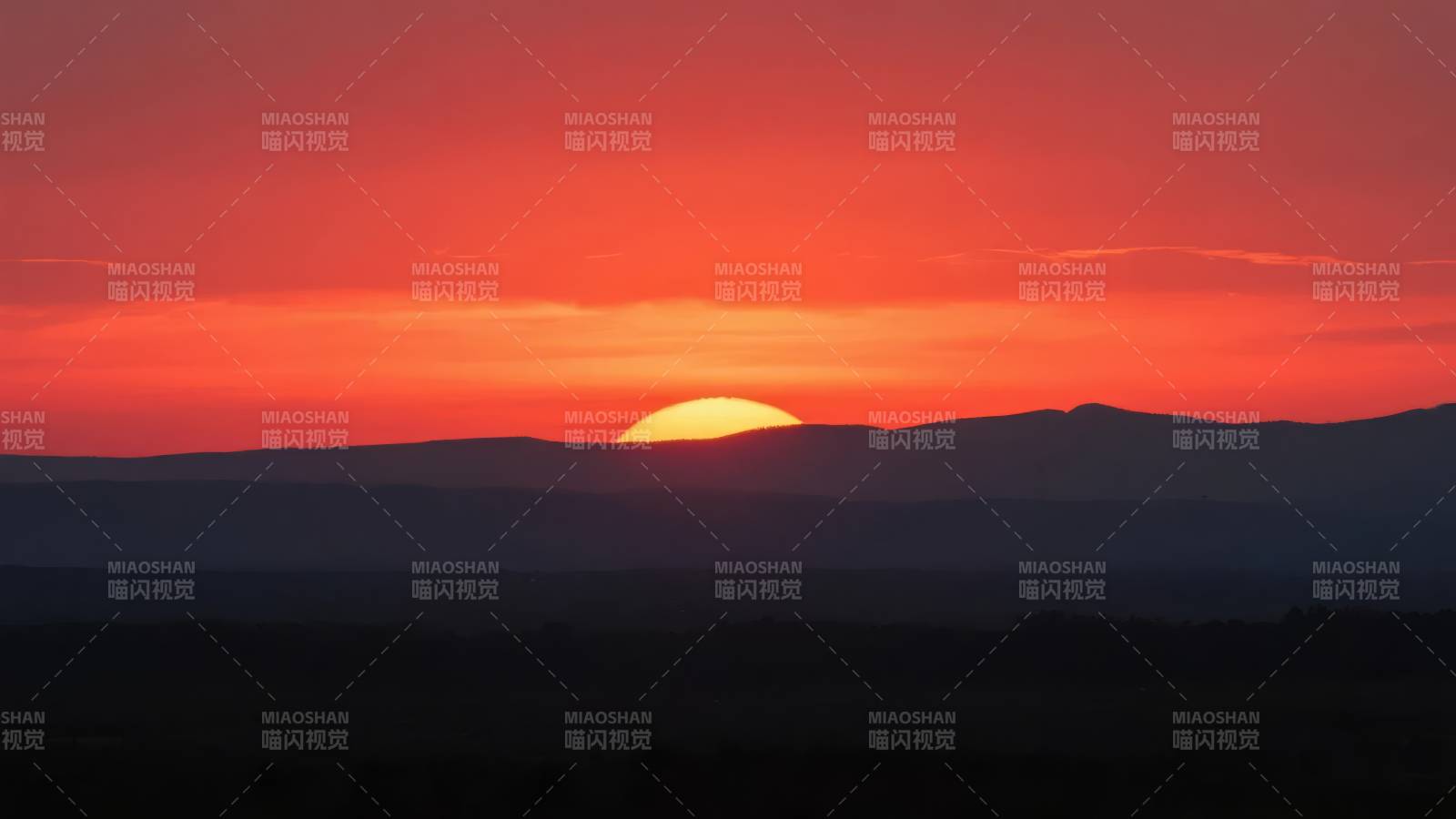 夕阳西下山影红图片