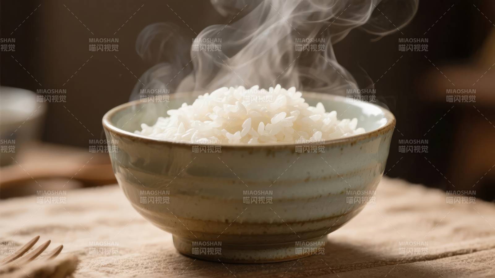 热腾腾的米饭图片