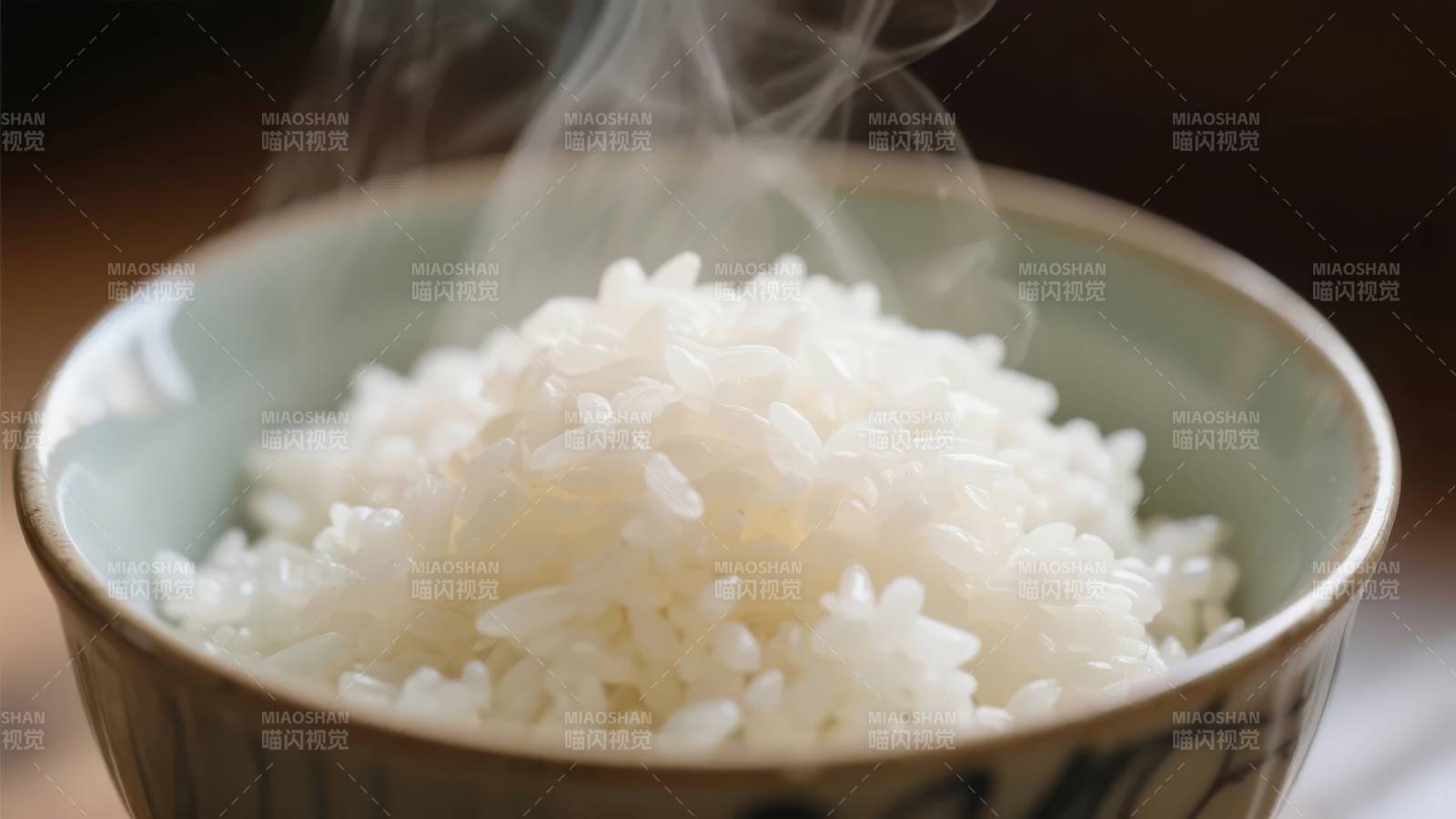 热腾腾的白米饭图片