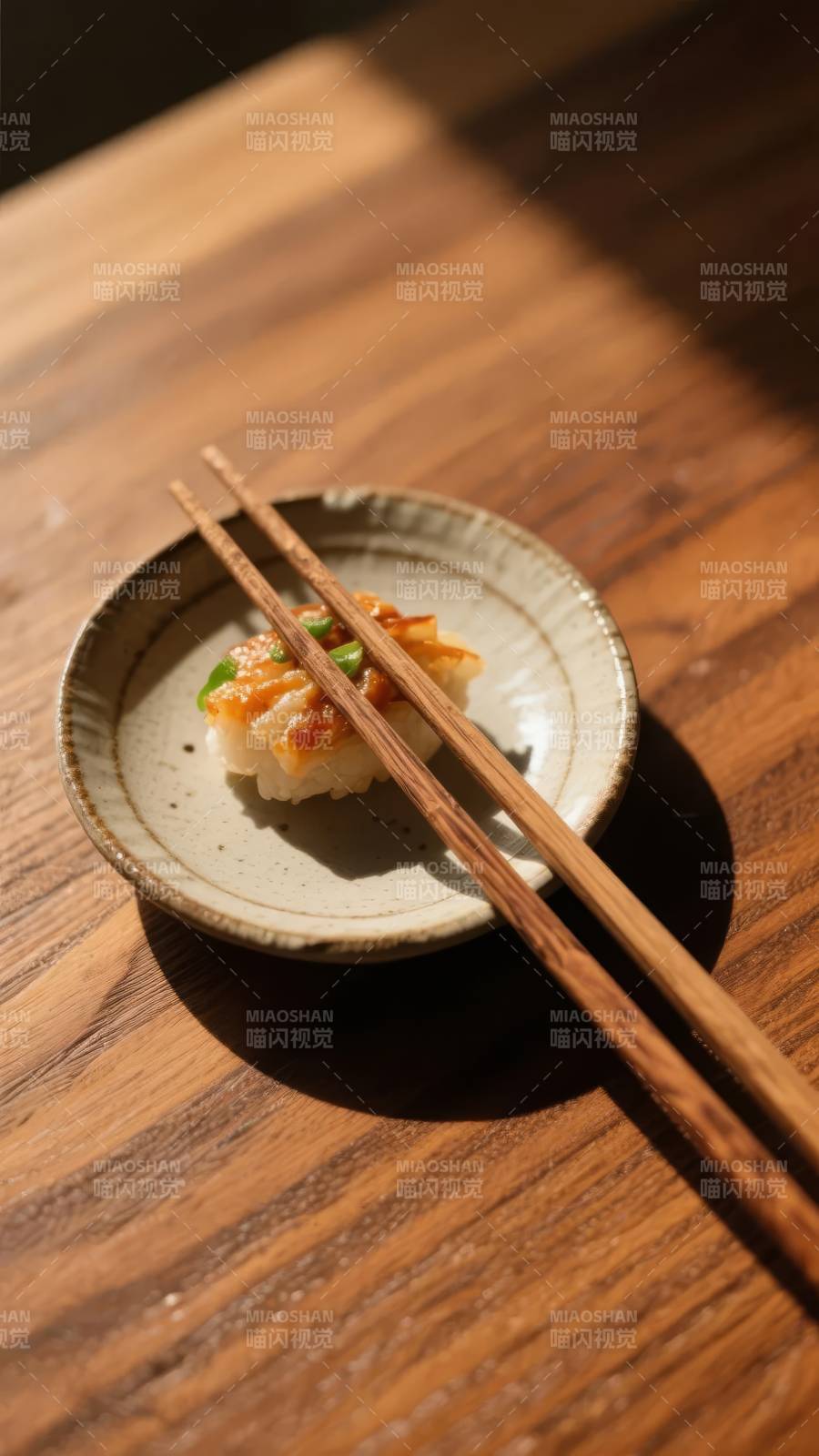 木桌上的寿司与筷子图片
