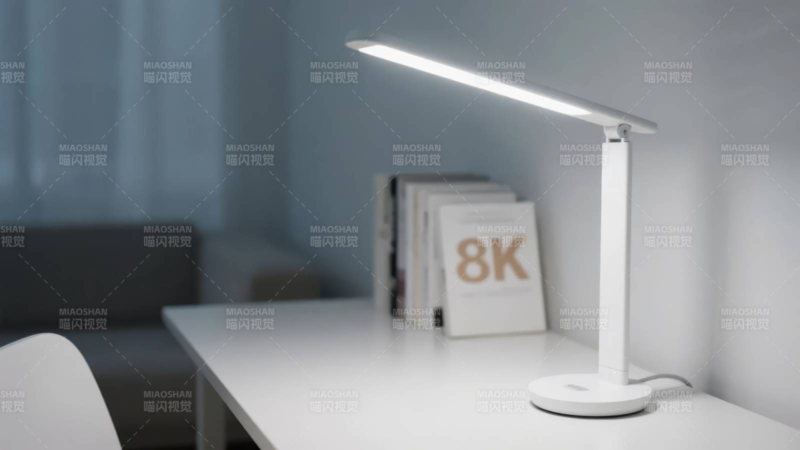 简约台灯照亮书桌图片