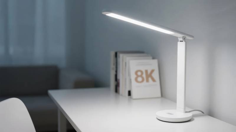 简约台灯照亮书桌图片