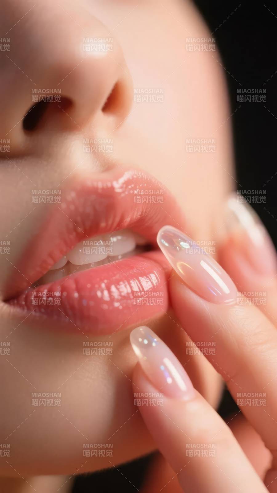 唇间轻触 美甲映光图片