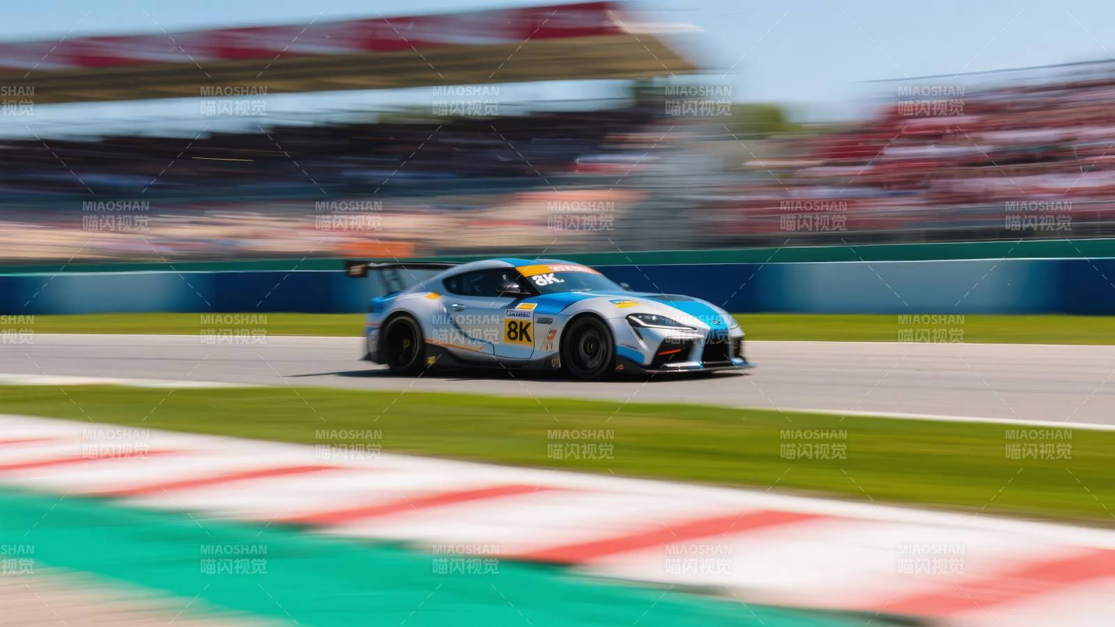 赛车疾驰赛道图片