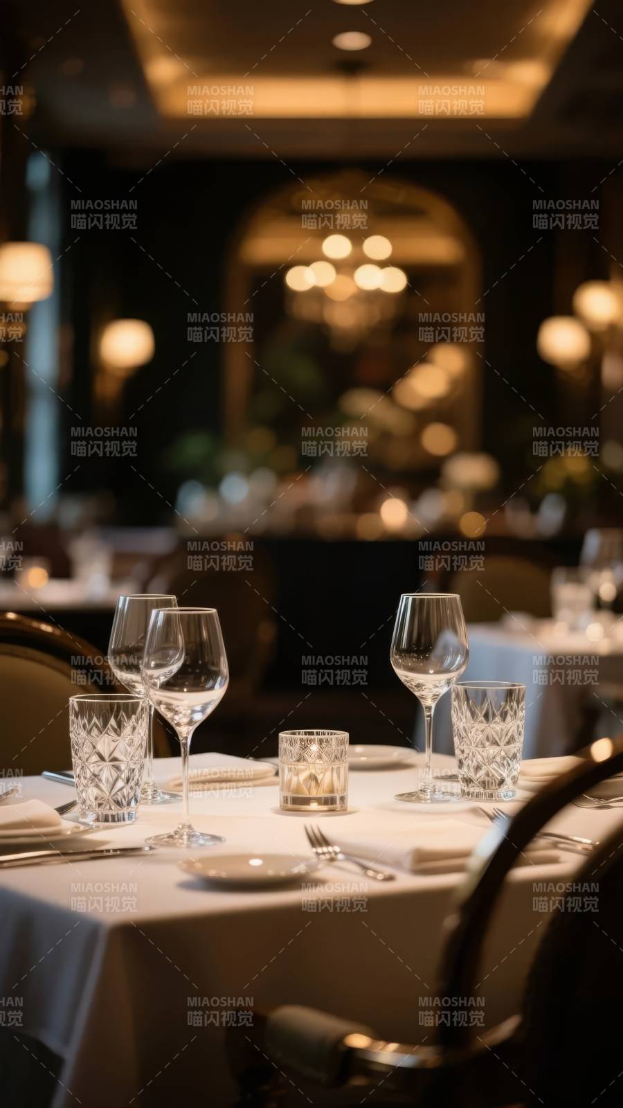 优雅餐厅餐桌布置图片