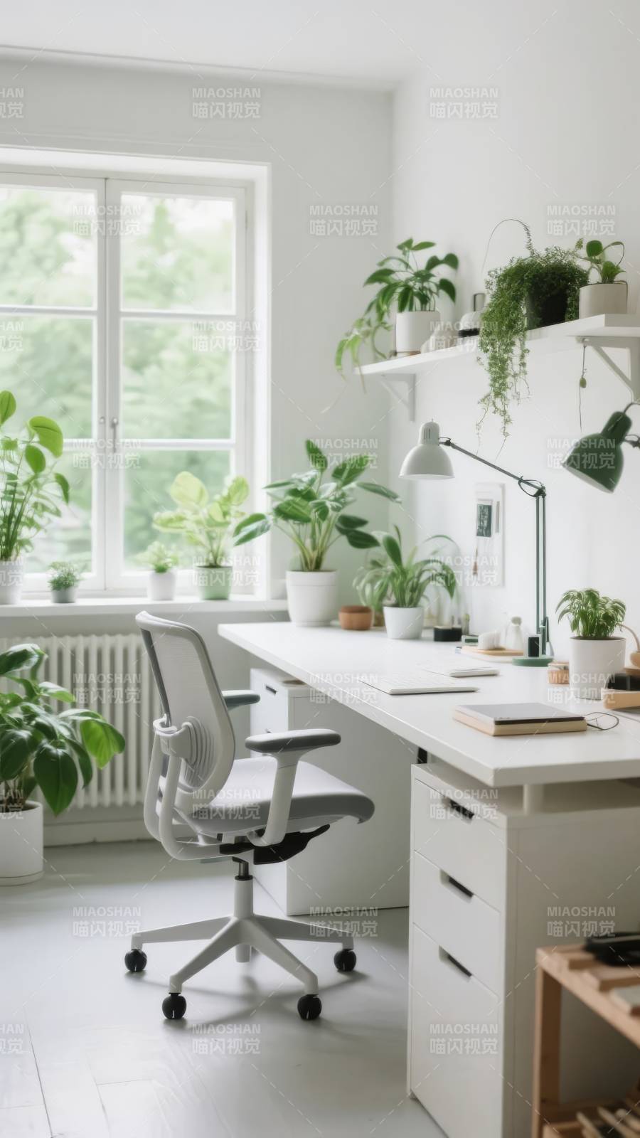 绿意盎然的办公角落图片