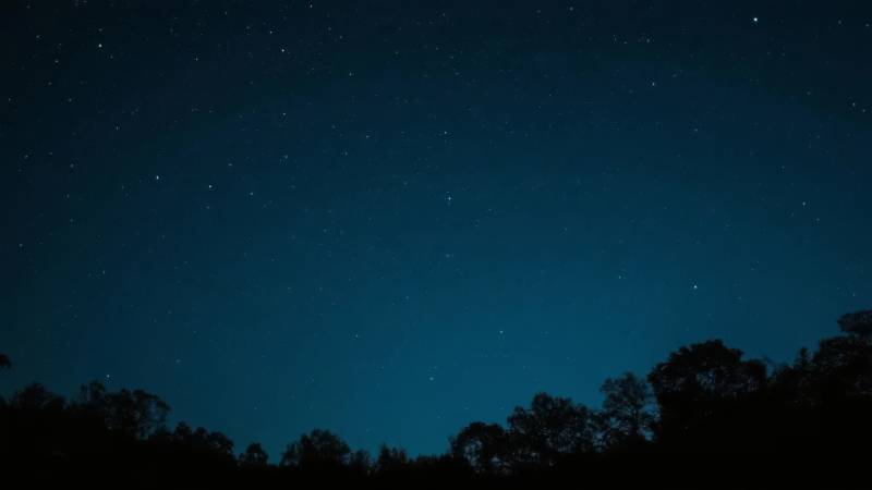 星空下的静谧夜景图片