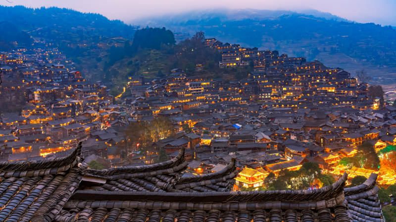 夜幕下的古镇灯火图片