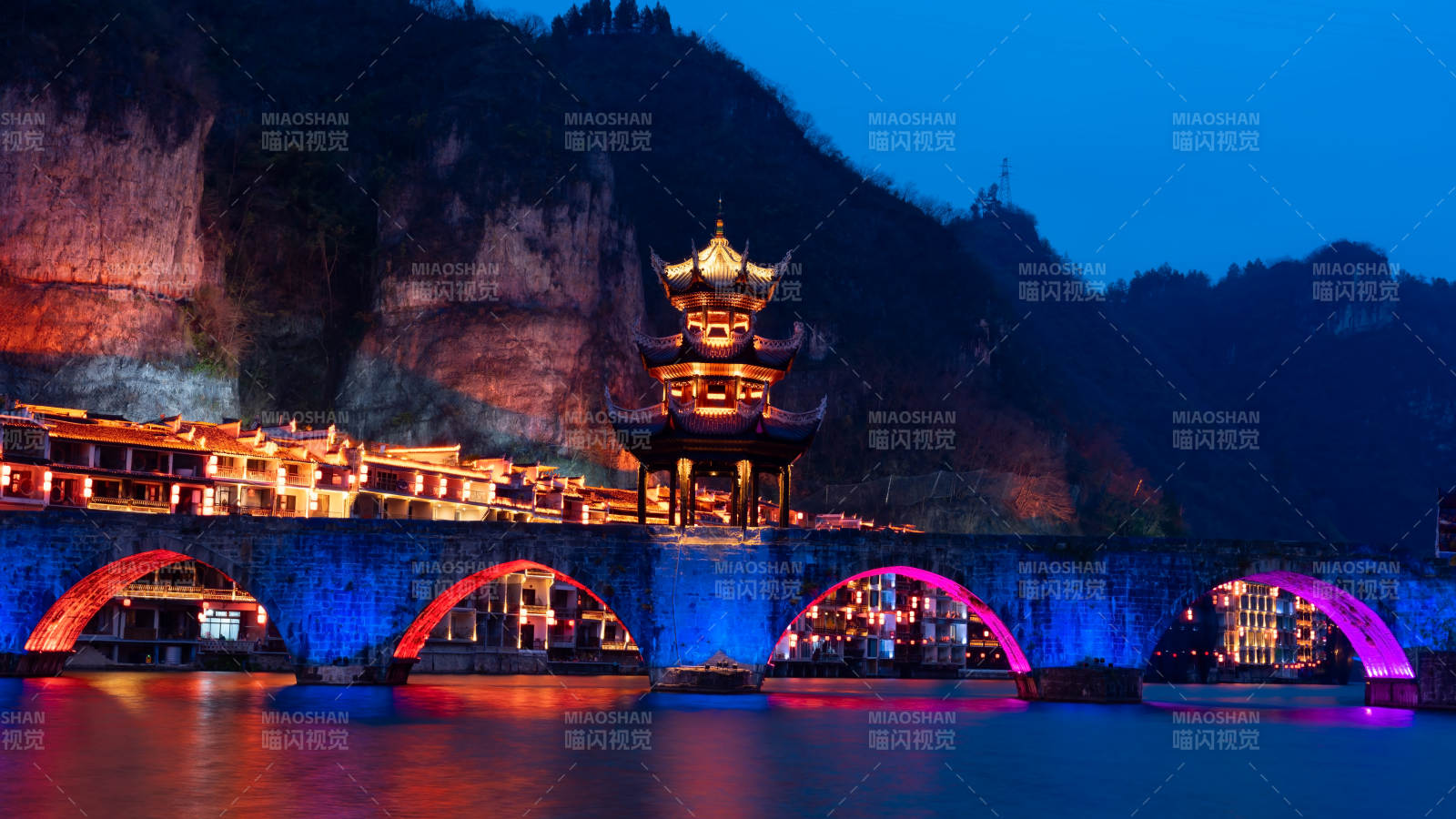 夜色中的古桥美景图片