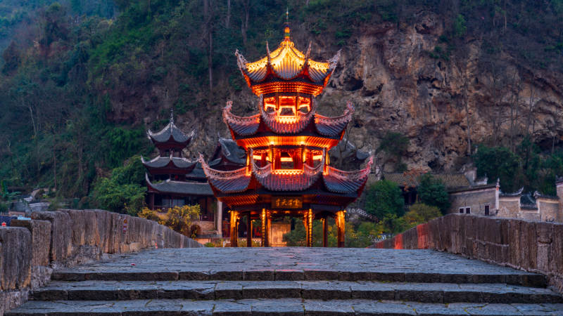 古桥夜色中的楼阁图片