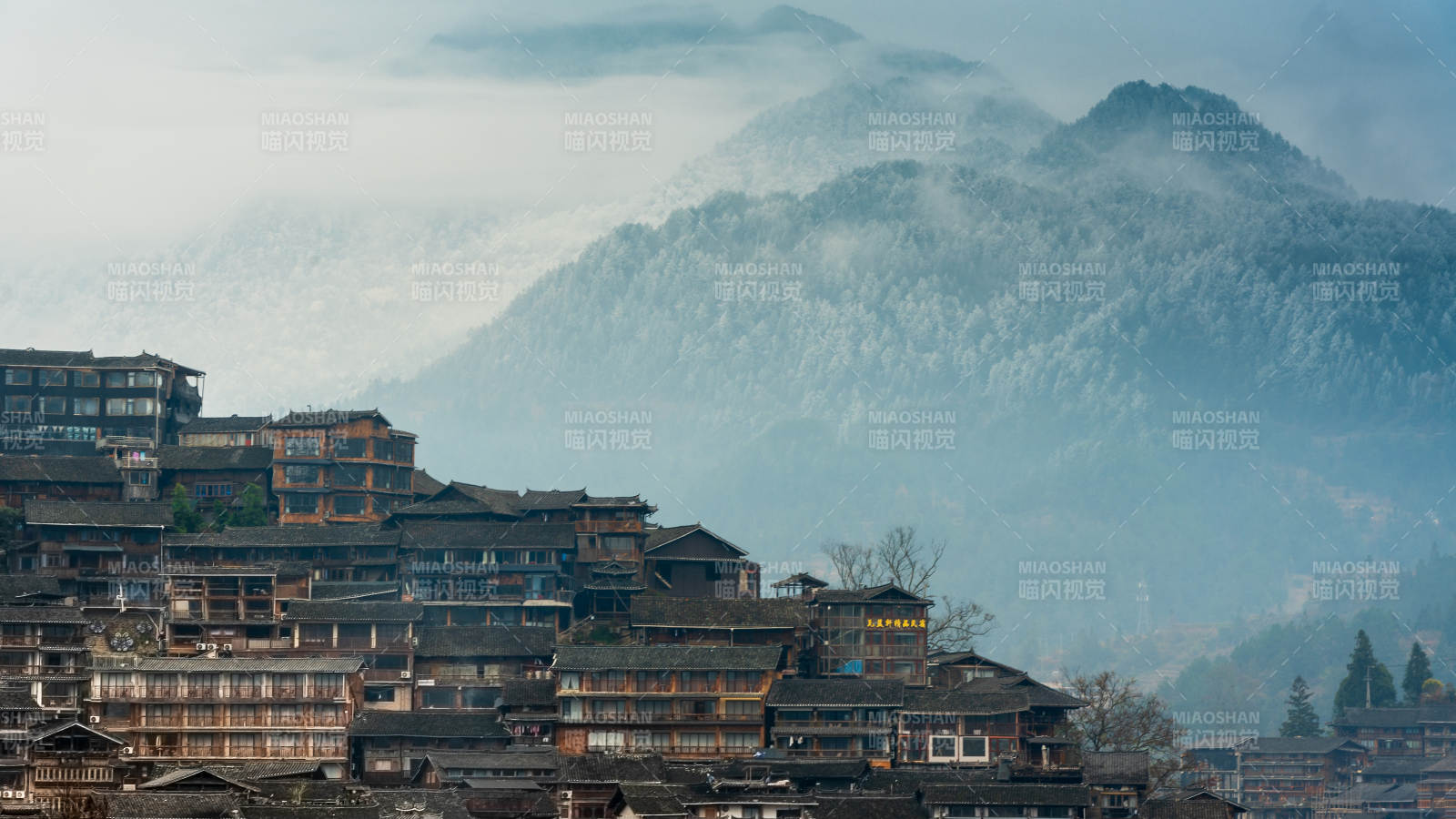 山雾中的古村落图片