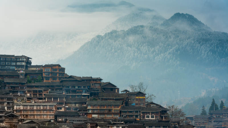 山雾中的古村落图片