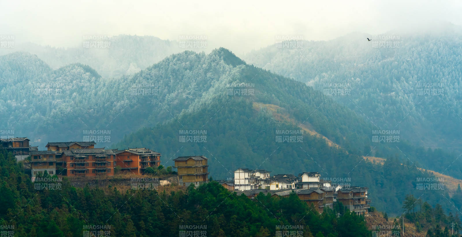 山间村落晨雾中图片