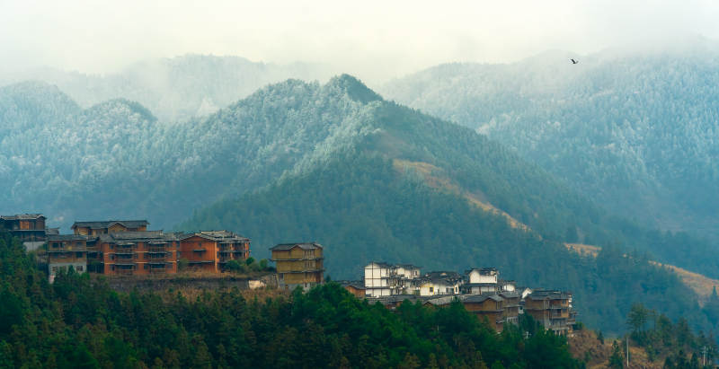 山间村落晨雾中图片