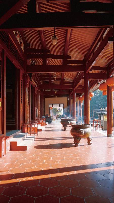 古刹香烟袅袅图片