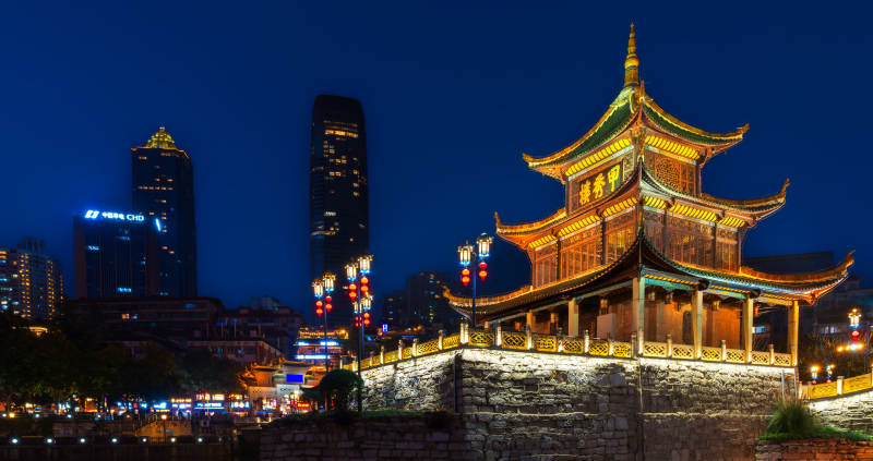 夜色中的古塔楼图片