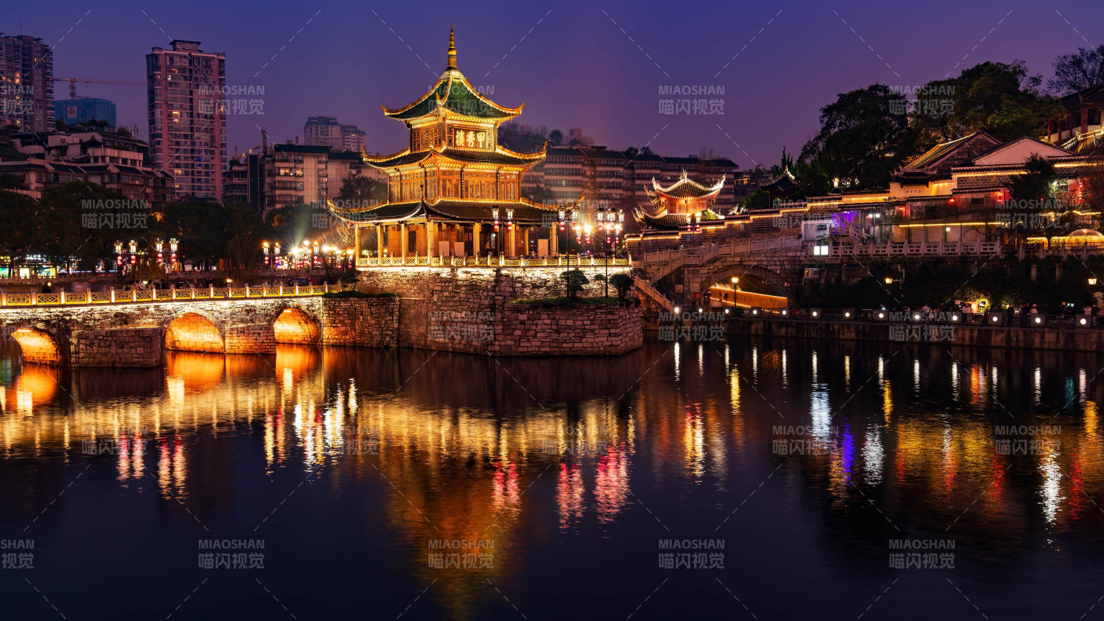 夜色中的古桥楼阁图片