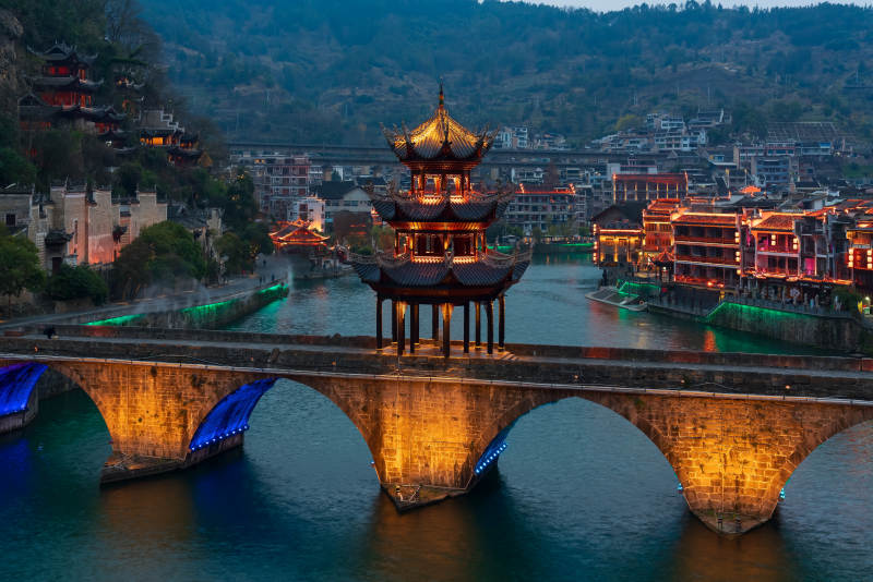 夜色中的古桥灯火图片