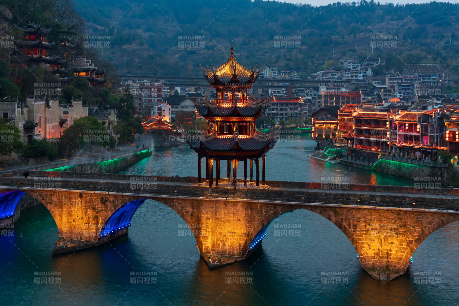 夜色中的古桥灯火图片