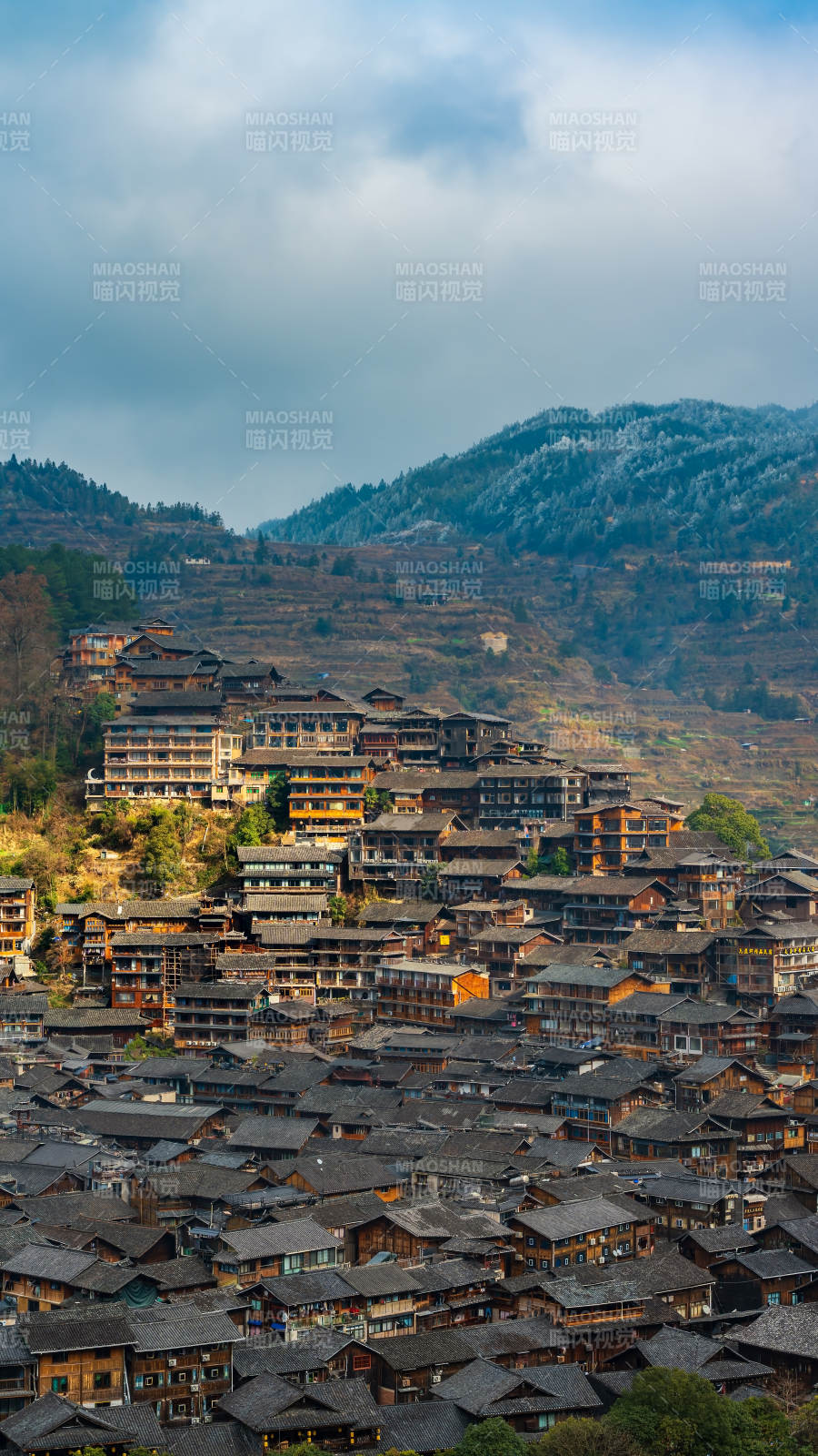 山间古寨晨曦图片