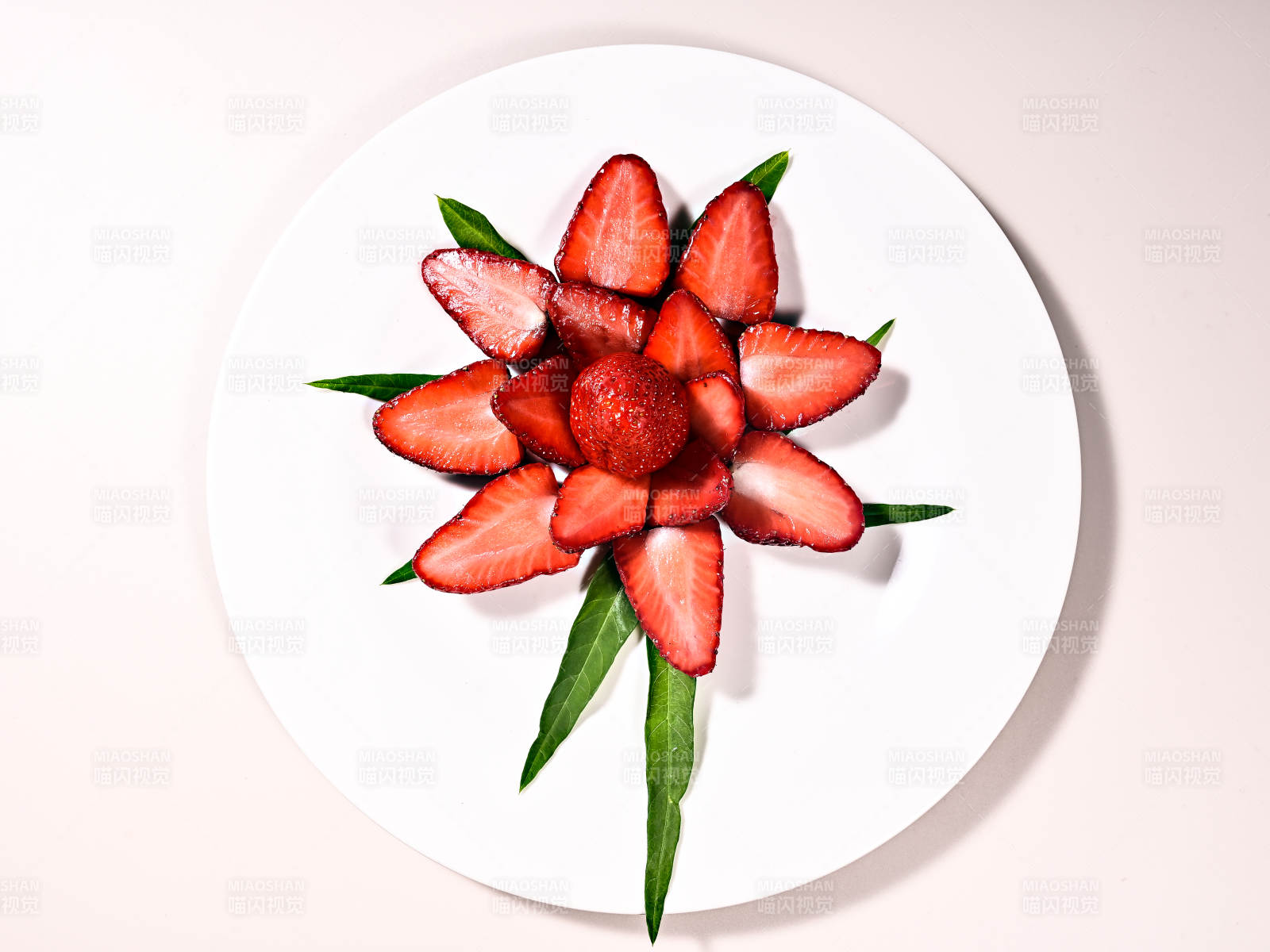 鲜红欲滴的草莓创意摆盘图片