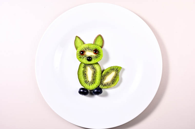 奇异果蓝莓水果创意狐狸摆盘图片