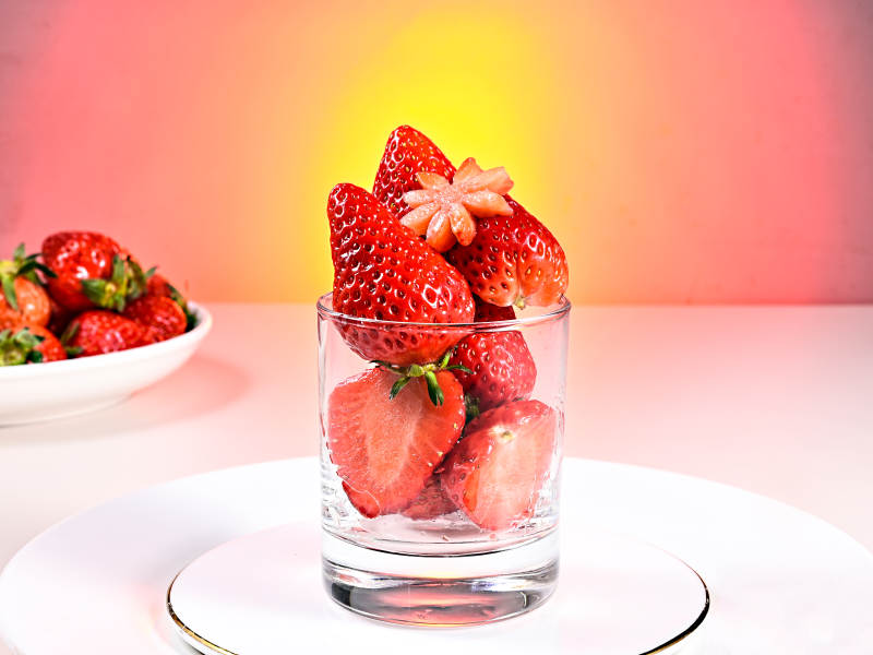 鲜红欲滴的草莓创意特写图片